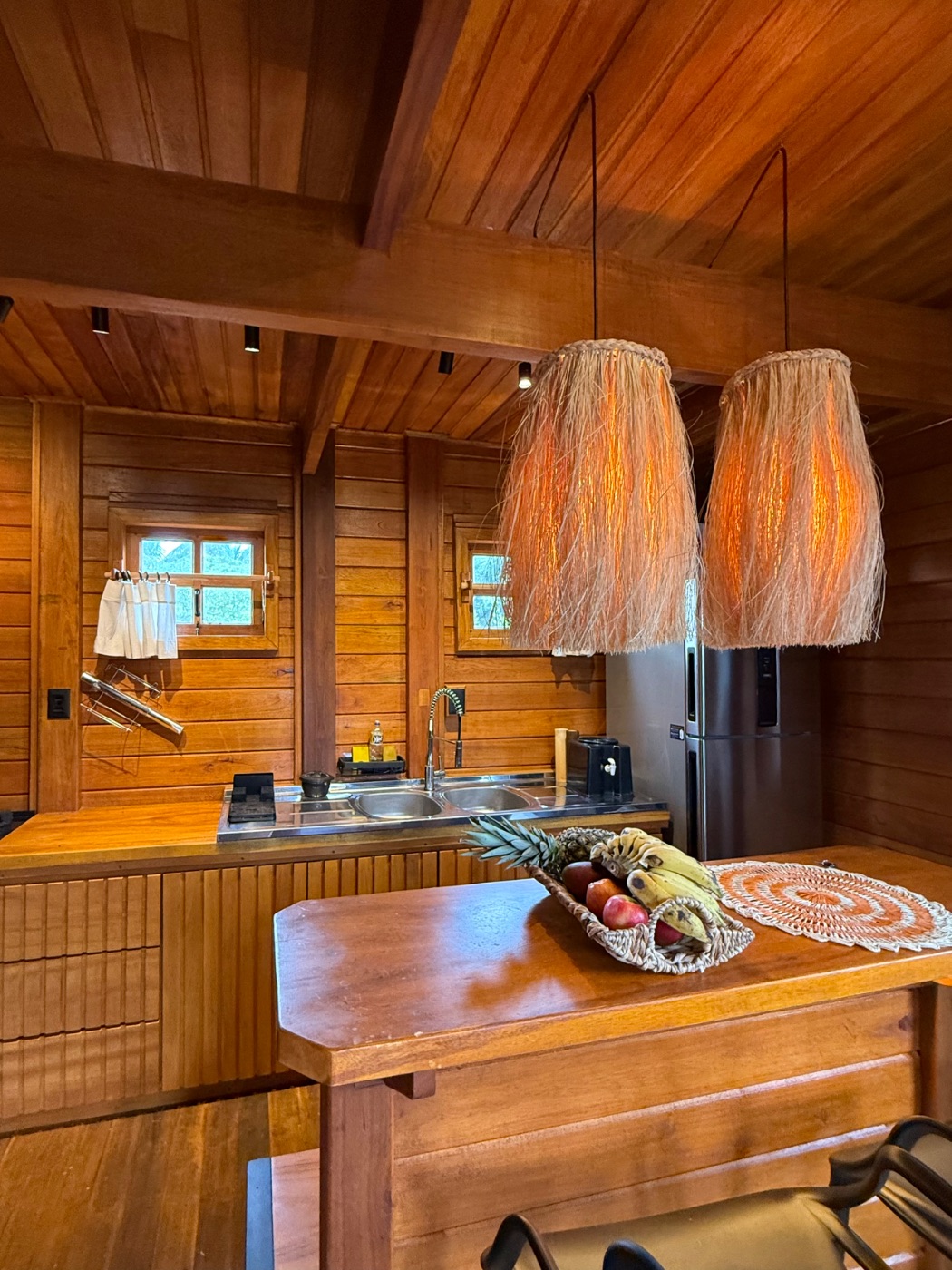 Cozinha com luminárias de palha