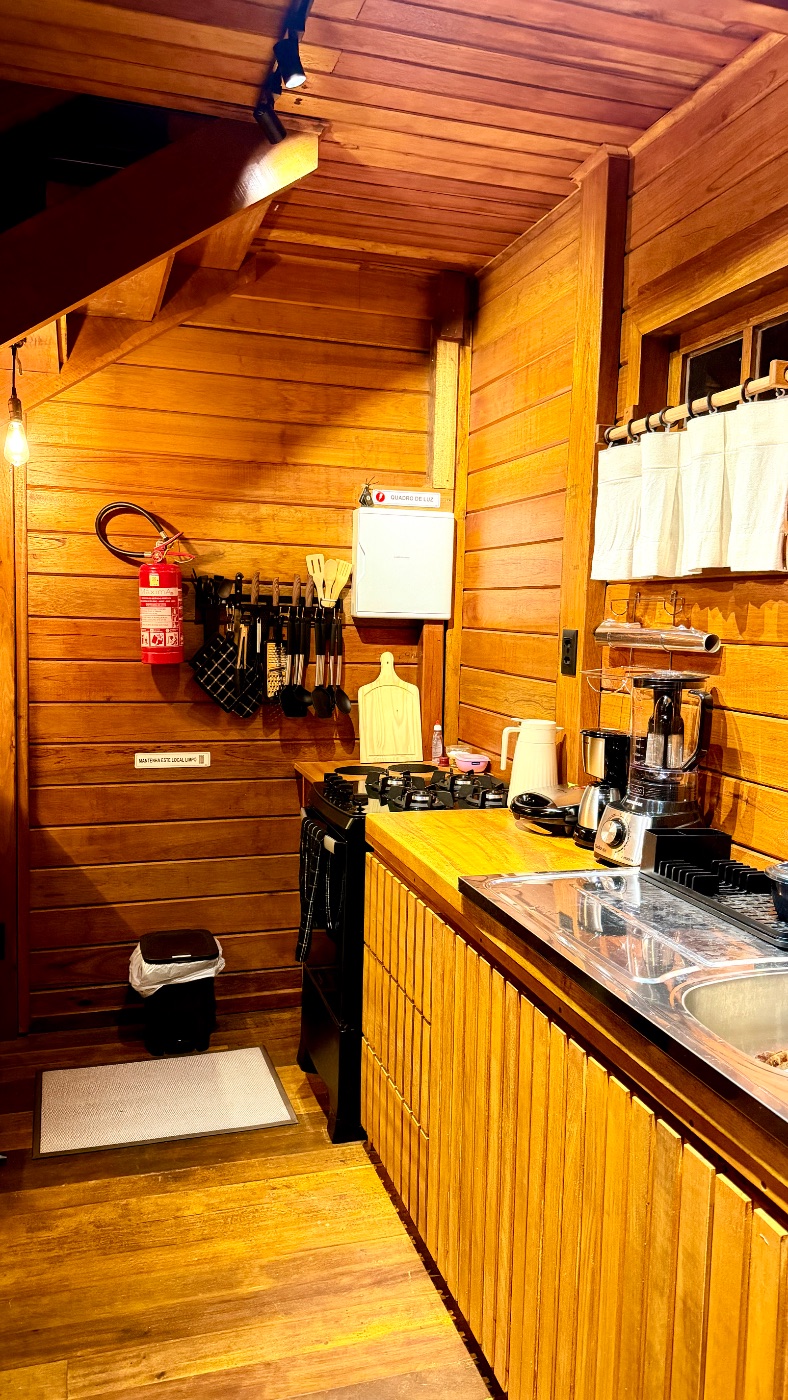 Fogão e utensílios — a cozinha equipada