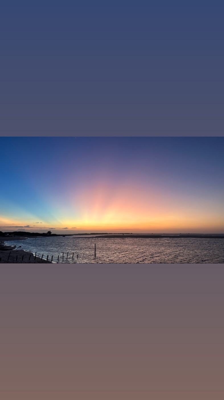 Pôr do sol no encontro do rio com o mar, em Caburé