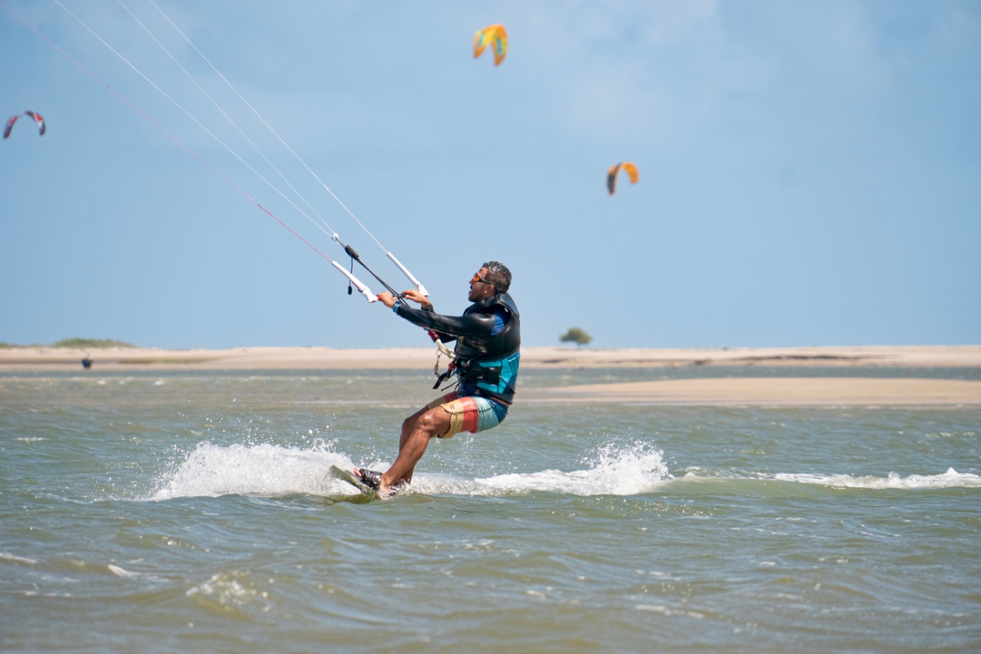 Kitesurfista velejando nas águas de Atins